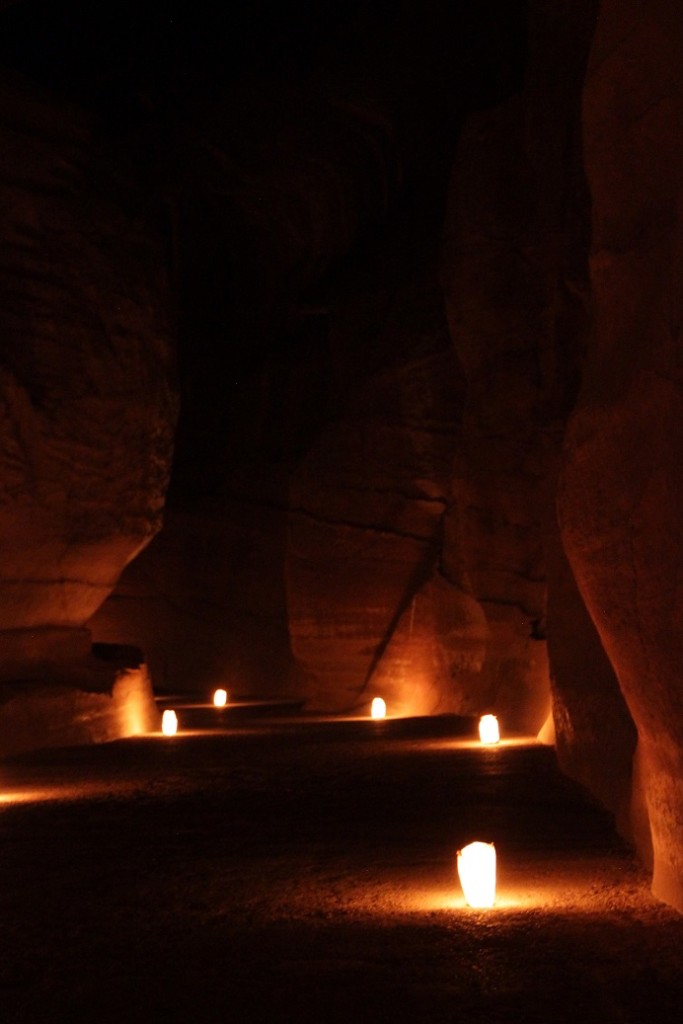 Petra Jordanien bei Nacht