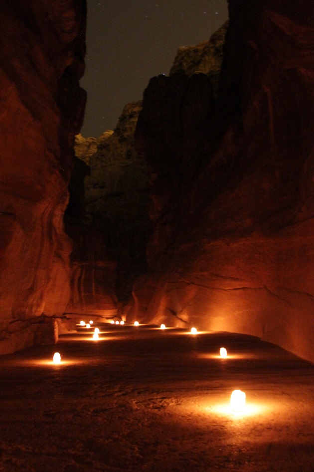 Petra Jordanien bei Nacht