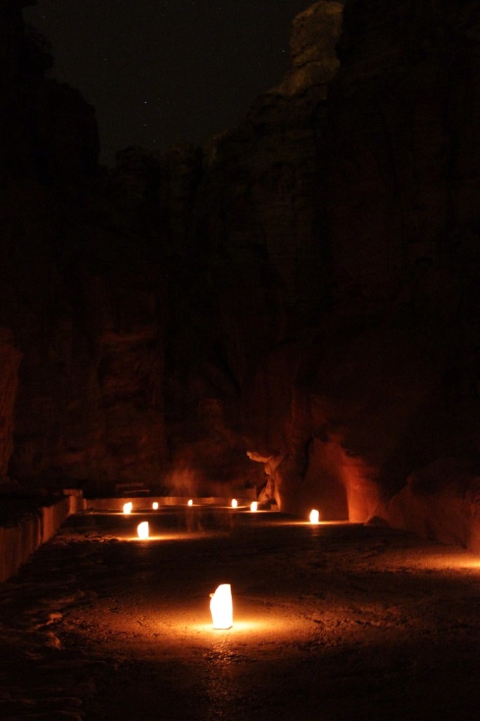 Petra Jordanien bei Nacht