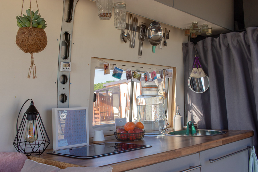 Vanlife-Camping-Roadtrip-Lola-Kuechenzeile