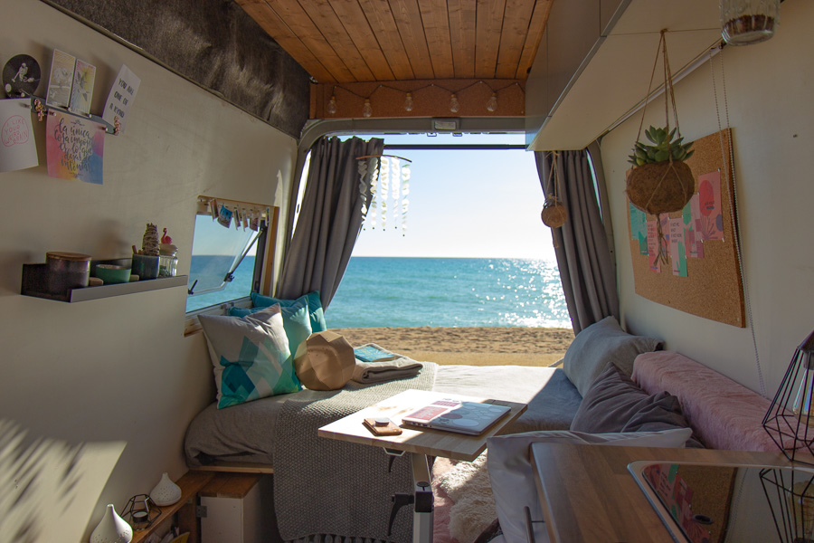 Vanlife-Camping-Roadtrip-Lola-innen